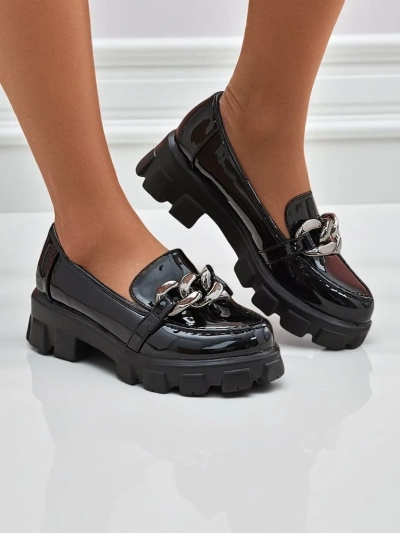 Női Hera Nero loafer lakkozott eco bőrből lánccal, tavasz