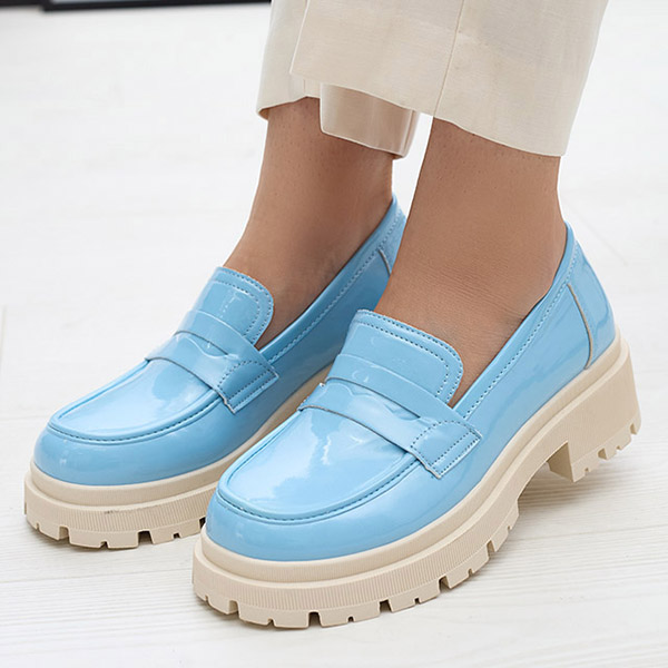 Royalfashion Kék lakkozott mokaszin női Noppel