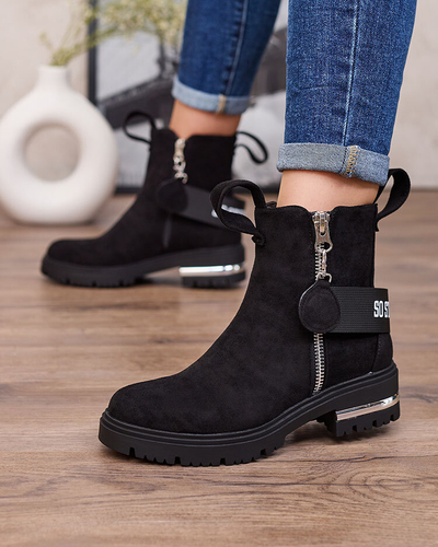 Royalfashion Fekete öko-szarvasbőr csizma pánttal és cipzárral Redmisala