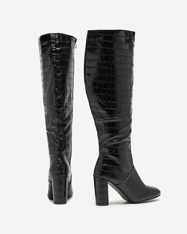 Női tűsarkú csizma dombornyomással, fekete színben Mastiu- Lábbeli