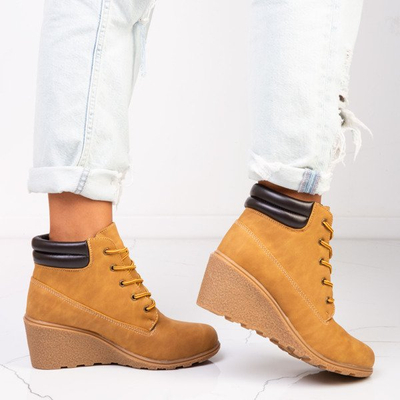 Brązowe botki na koturnie z czarną wstawką Marona - Obuwie