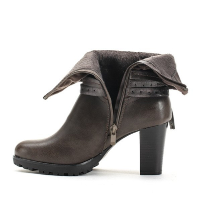 Brązowe botki na słupku - Obuwie