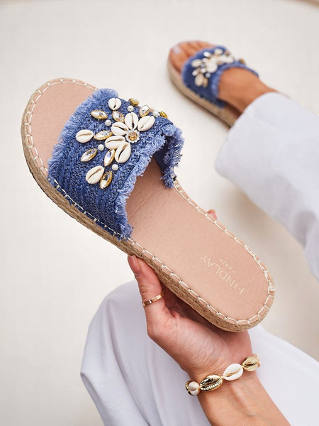 Letné klapki Royalfashion Calista – jasnoniebieskie z muszelkami na płaskiej podeszwie