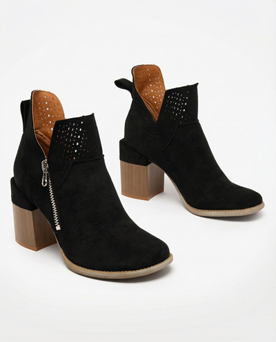 Royalfashion Fekete áttört tűsarkú csizma Veviret