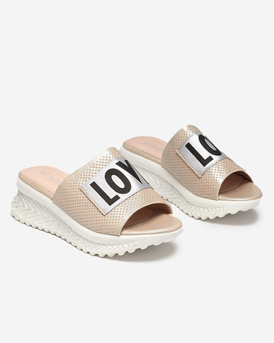 Női bézs színű fényes papucs Sosha- Footwear felirattal