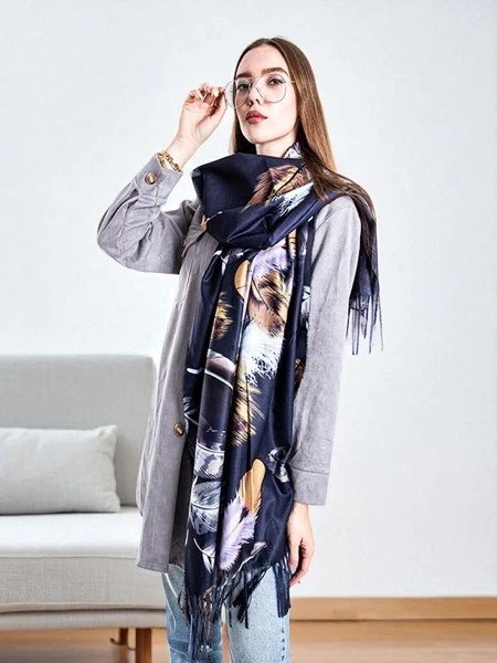 Női sötétkék sál tollak mintájával - Kiegészítők