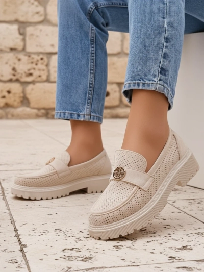 Callista bézs női loafer öko-velúrból, 4 cm-es lapos talppal