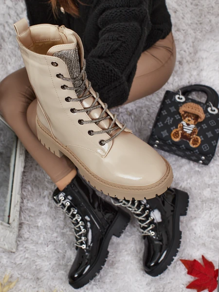 Fjorra lakkozott fűzős női bokacsizma