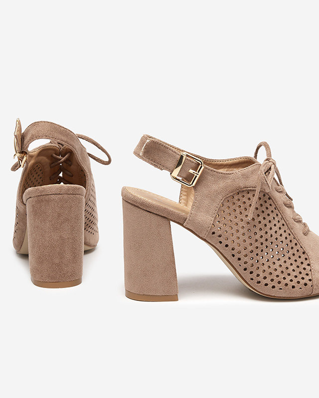 OUTLET Világosbarna női áttört szandál oszlopon Sasqan- Footwear