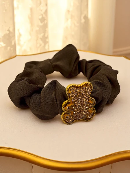 Royalfashion Hajgumi dekoratív plüssmackóval, Szatén Teddy