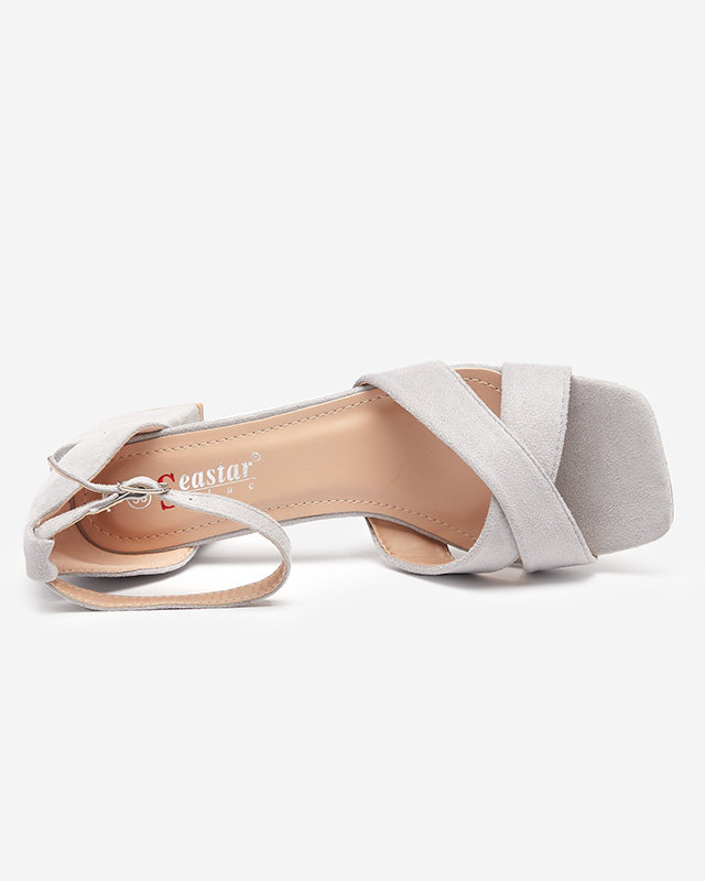 OUTLET Szürke női szandál alacsony, négyzet alakú oszlopon Cefernia - Lábbeli