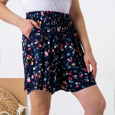 Női sötétkék rövidnadrág, színes virágokkal - Ruházat