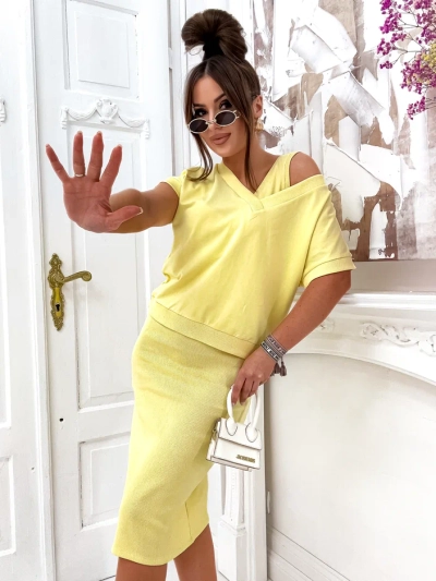 Royalfashion Női szett, mely egy kihívó pulóvert és térd hosszúságú ruhát tartalmaz