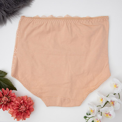 Bézs színű, kissé formázó csipkés női bugyi - Fehérnemű