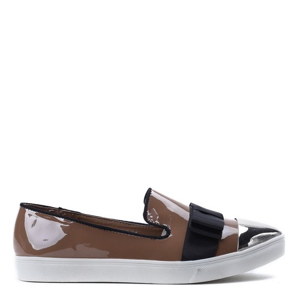 Csúsztasson tovább egy lakkozott orrú khaki Barbara- lábbeli