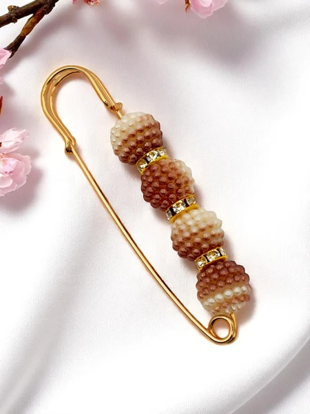 Dekoratív női bross gyöngyökkel Four Pearls