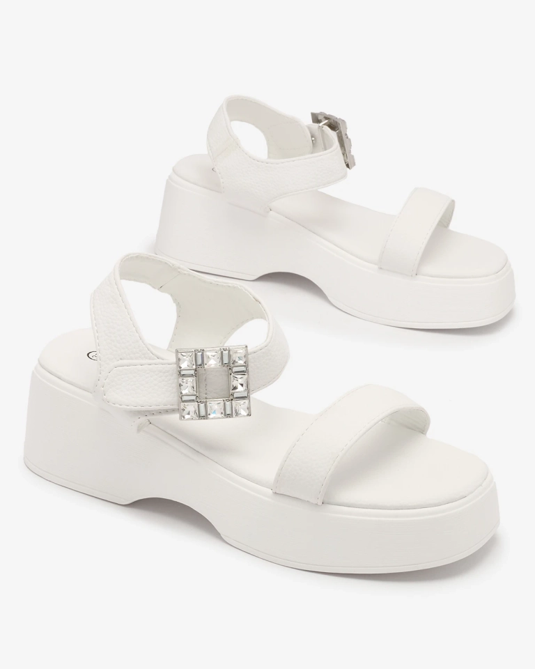 Royalfashion Fehér női díszített szandál egyszínű talppal Lorexi