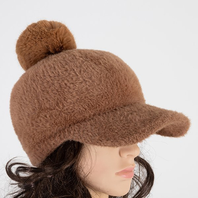 Női barna sapka pompommal - sapkák