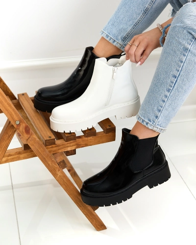 Royalfashion Fekete lakkozott női nem sarkos Glossy Chic csizma