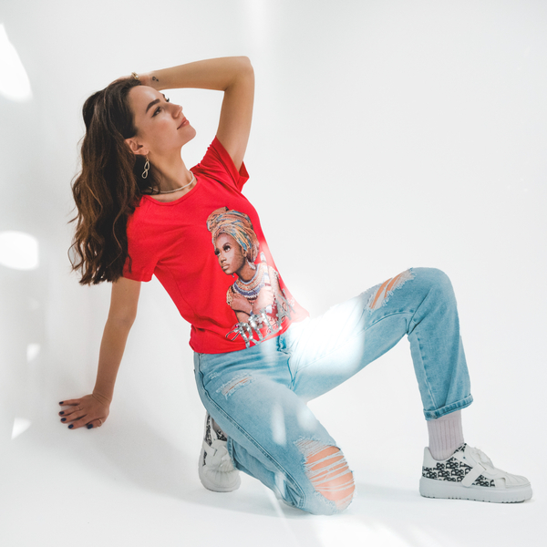 Piros női póló színes nyomattal és flitterekkel - Ruházat