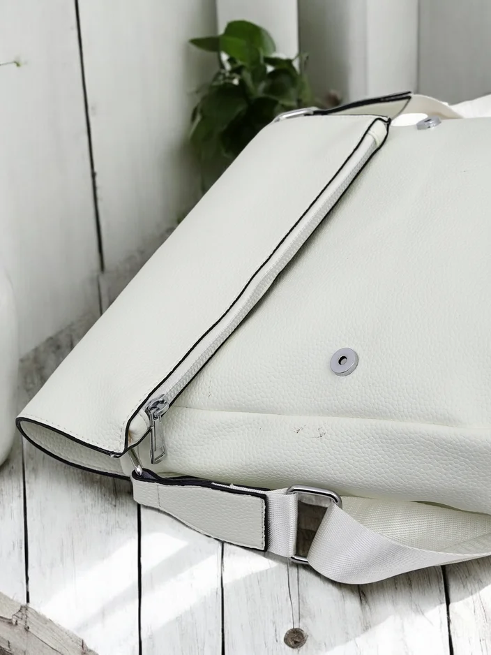 Royalfashion női kézitáska cipzáras zsebbel a fedelein