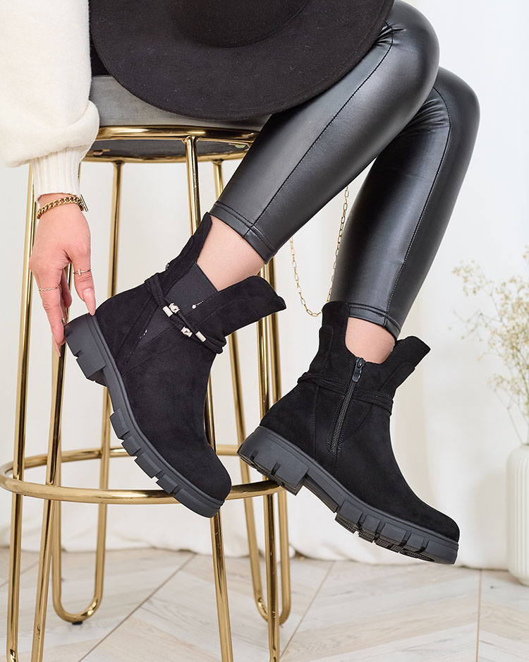 Royalfashion Fekete női csizma díszes pánttal Dafflo