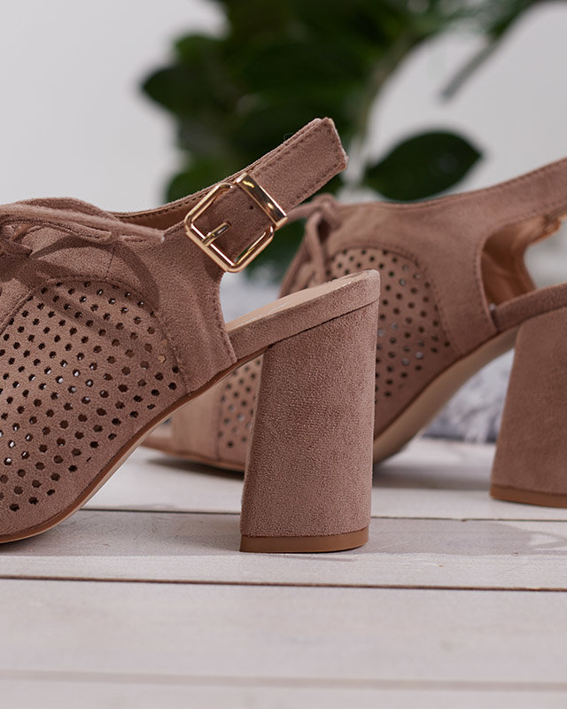 OUTLET Világosbarna női áttört szandál oszlopon Sasqan- Footwear