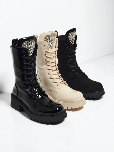 Emelune lakkozott fűzős női bokacsizma