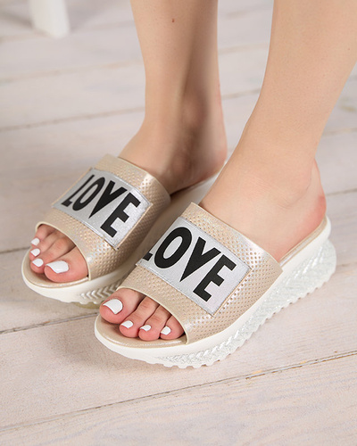 OUTLET Női bézs színű, fényes papucs Sosha- Footwear felirattal