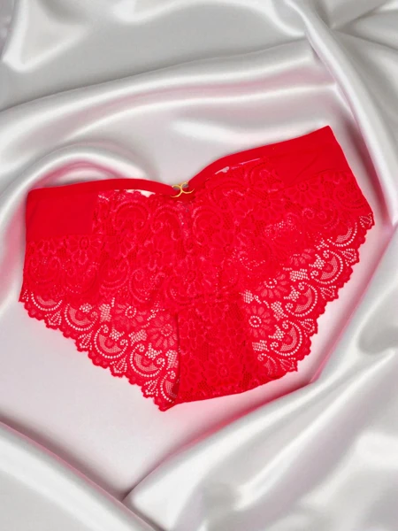 Női bugyi csipkével és pántokkal