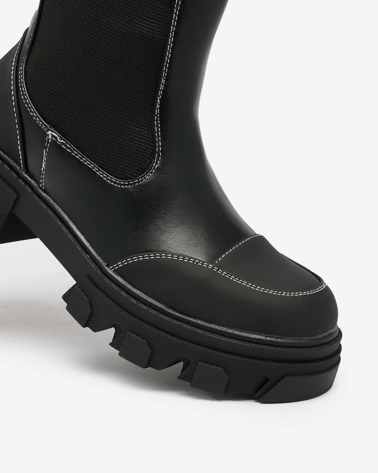 Royalfashion Női félvállas csizma fekete színben Blyss