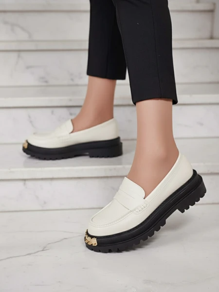 Aurelia női bézs platformos loaferek 5 cm - Stílusos és kényelmes