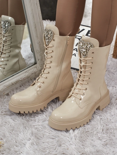 Emelune lakkozott fűzős női bokacsizma