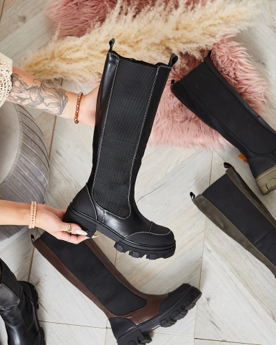 Royalfashion Női félvállas csizma fekete színben Blyss