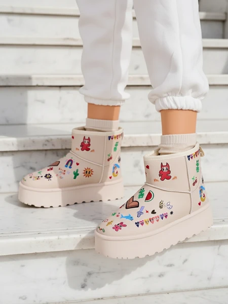 Royalfashion Rövid női hó csizmák Hanaga matricákkal
