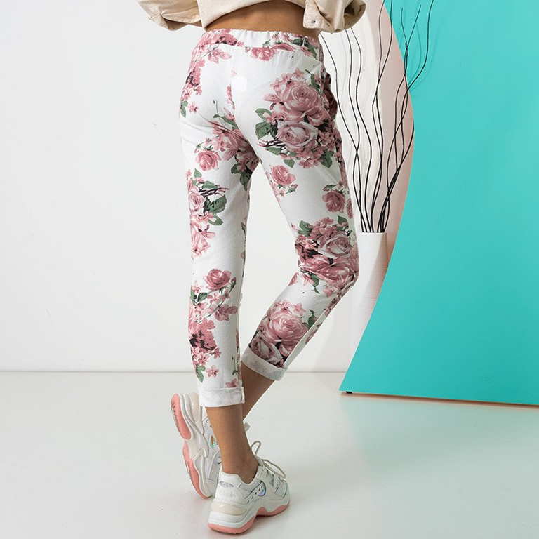 Női fehér nadrág rózsaszín virágmintával - Ruházat