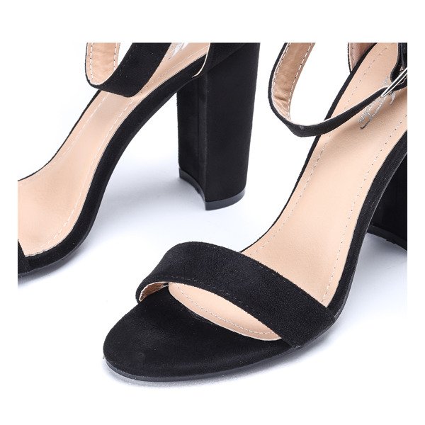 Czarne sandały na słupku ze sprzączką Marlen - Obuwie