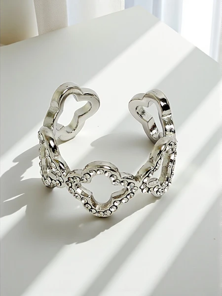 Ariadne Silverita karkötő kristályokkal – ezüst, geometriai glamour minta