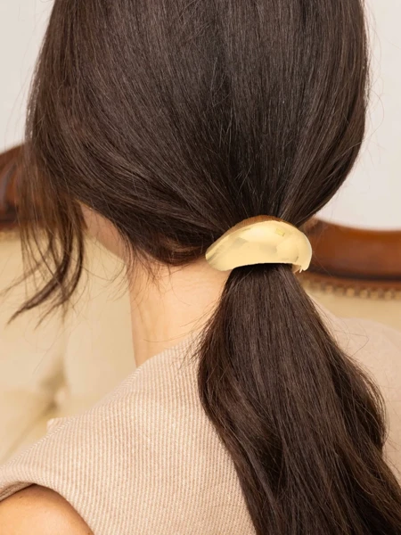 Royalfashion Hajgumi félkörívű díszítéssel Halfmoon Twist