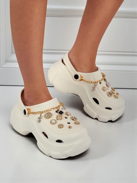 Caligae Aurelia Bianca szandál díszes lánccal, glamour stílusban