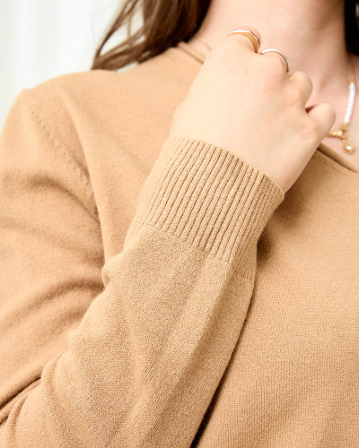 Royalfashion Camel női pulóver szíves nyakkivágással