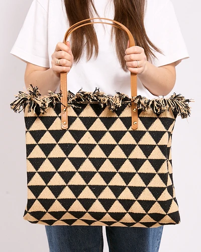 Barna szövésű küldött táska arany láncon - Kézitáskák