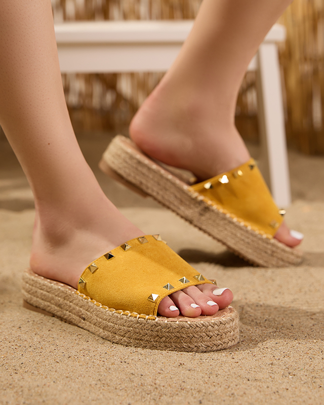 OUTLET Mustár öko-velúr női szandál Kanise szegecsekkel - Cipők