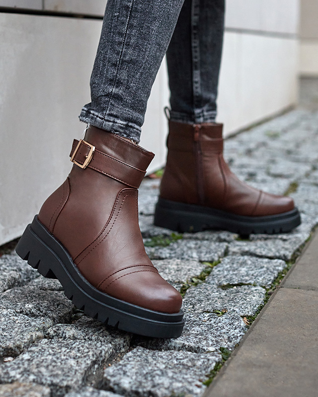 Sötétbarna női csizma csattal Utilas - Lábbeli