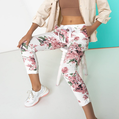 Női fehér nadrág rózsaszín virágmintával - Ruházat