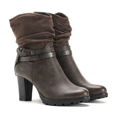 Brązowe botki na słupku - Obuwie