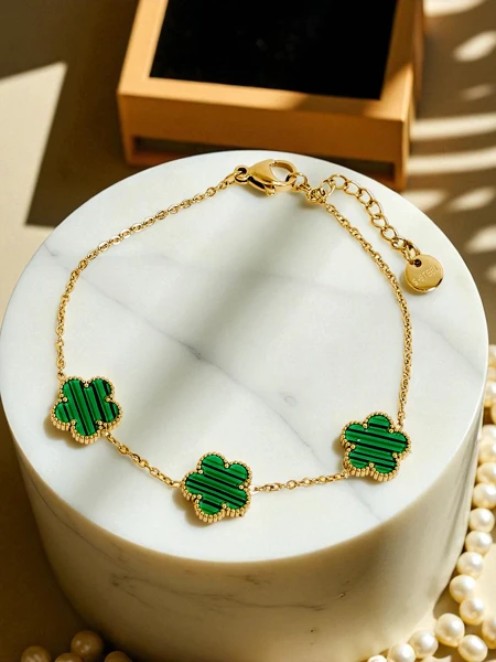 Aurelia Bianca karkötő zöld gyöngy virágokkal, aranyozott