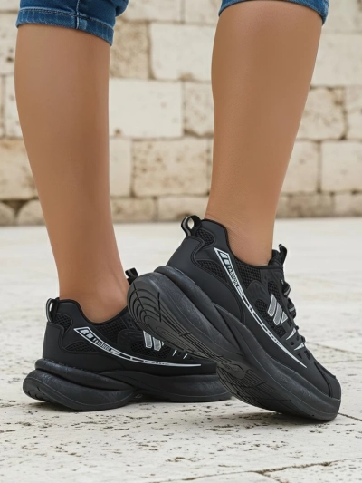 Royalfashion Hypatia fekete női sportcipő lapos, 5 cm-es sarokkal