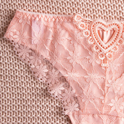 Csipke női bugyi világos rózsaszín színben - Fehérnemű