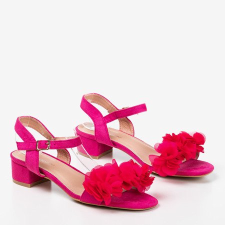 Fuksjowe sandały damskie na niskim słupku z kwiatkami Flonia - Obuwie